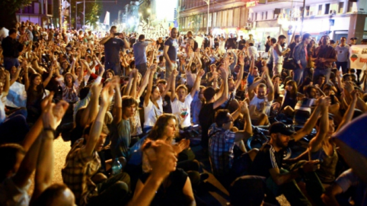 Românii ies în stradă. Mai sunt câteva zile până la cel mai mare protest din 2015