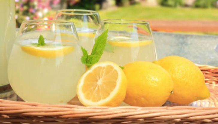 Dieta de 10 zile cu limonadă: scapi de un kilogram pe zi şi îţi cureţi organismul