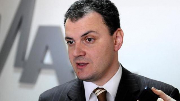 Cumetrie cu iz penal: Sebastian Ghiţă, liber să năşească în Grecia