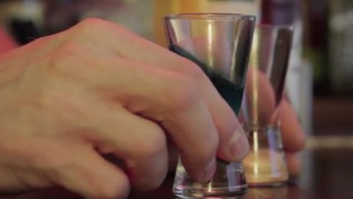 Un barman din Franţa a fost condamnat după ce clientul său a băut 56 de shot-uri şi a murit