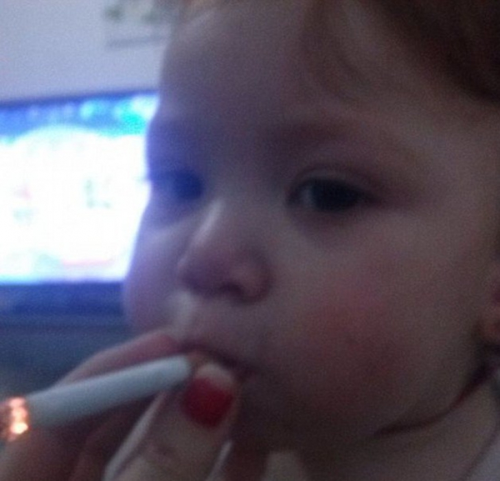 O imagine cu un bebeluş care fumează a declanşat "furtună" pe internet