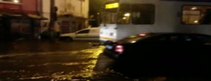 Capitala după furtună: două persoane au fost electrocutate, copaci căzuţi şi străzi inundate 