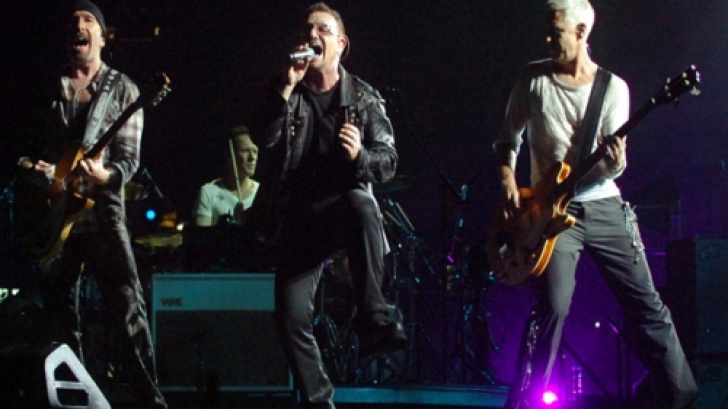Chitaristul trupei U2 a căzut de pe scenă, în timpul unui concert. Vezi întregul incident!