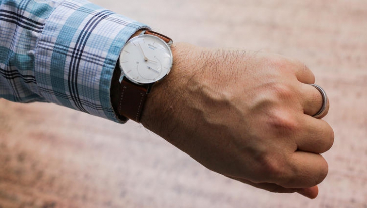 Acum poți transforma orice ceas într-un smartwatch