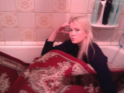 Cum s-a pozat blonda asta în cadă! A fost așa mândră de ea, dar n-a reușit decât să se facă de râs