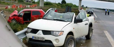 Accident cu şapte răniţi, pe autostrada Nădlac-Arad. Un şofer a lovit un utilaj plin cu muncitori