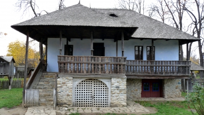 Casa de pe bancnota de 10 lei va putea fi vizitată de turişti. Unde se află ”casa cu blazoane”