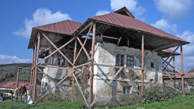 Casa de pe bancnota de 10 lei va putea fi vizitată de turişti. Unde se află ”casa cu blazoane”