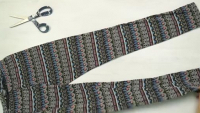 A luat o foarfecă şi a tăiat o pereche de colanţi! Rezultatul e genial