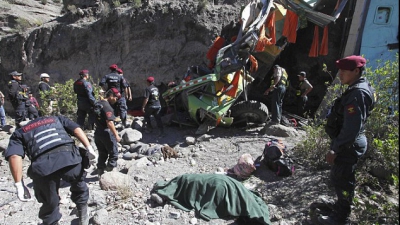 Tragedie în Peru! Zeci de elevi şi părinţi morţi sau răniţi într-un accident rutier