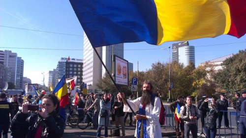 Cezar Avramuță, stegarul dac, ridicat de pe stradă și ...