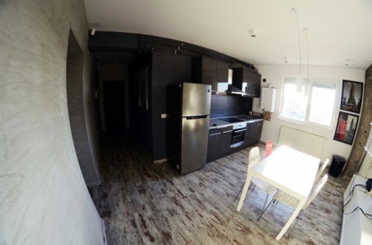 Cum arată casa lui Smiley! Artistul şi-a mobilat casa fix pe stilul său