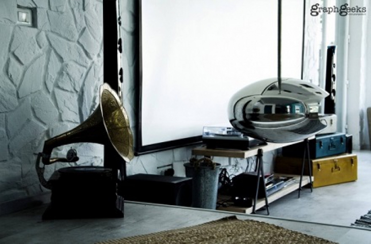 Cum arată casa lui Smiley! Artistul şi-a mobilat casa fix pe stilul său