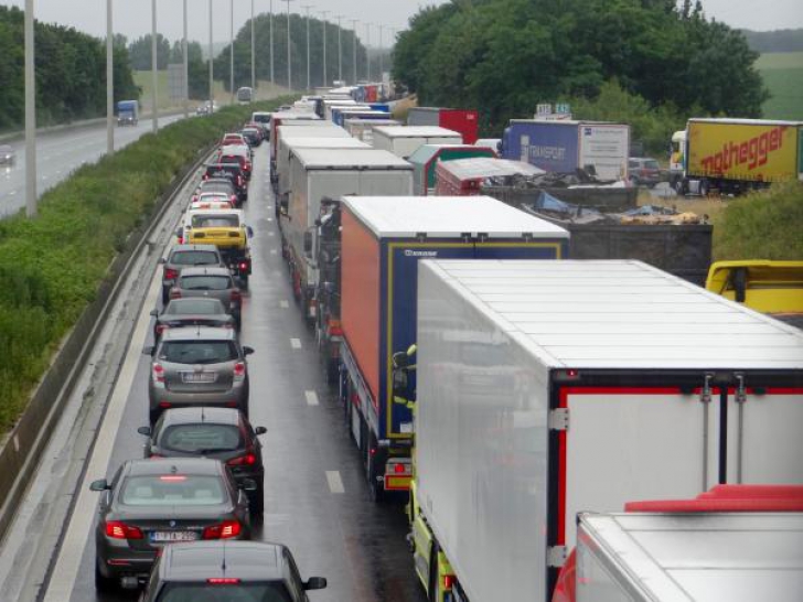 Şofer român, rănit într-un accident rutier între două camioane, în Belgia. Coloane de zeci de km