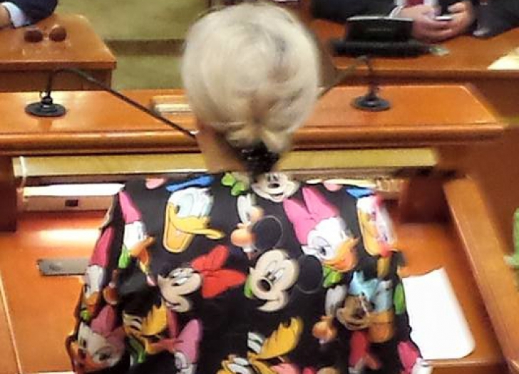 Desene animate: senatoarea Anghel, într-un sacou cu Mickey Mouse la moțiune. Cum explică gestul