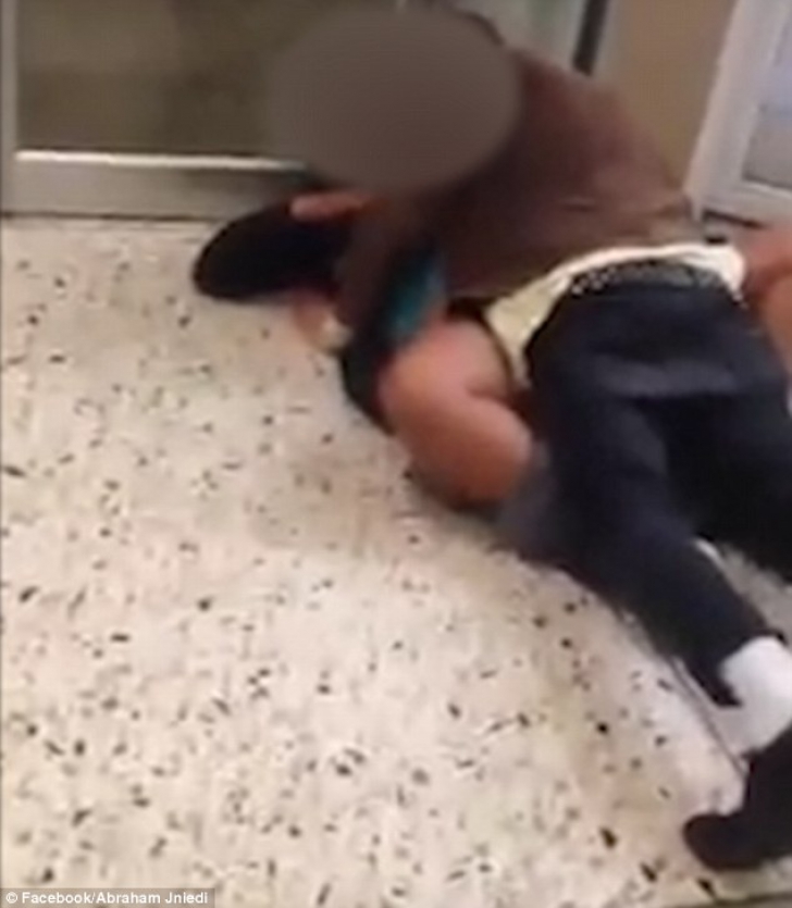 Cuplu surprins în timp ce făcea sex într-un magazin! Exlicația lui e incredibilă