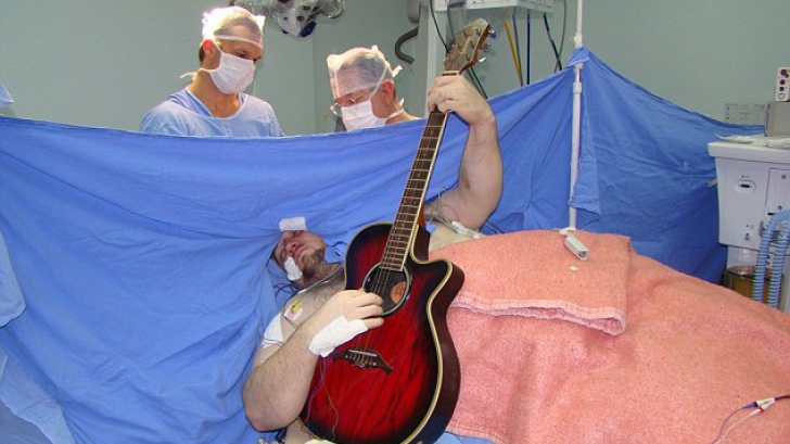 Un brazilian a cântat la chitară în timp ce era operat pe creier. Medicii i-au înlăturat o tumoră