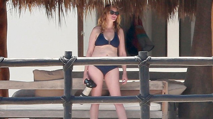 Cum arată Julia Roberts la 47 de ani în costum de baie! Imagini cu ea la plajă