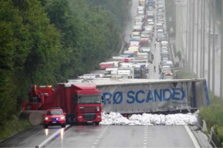 Şofer român, rănit într-un accident rutier între două camioane, în Belgia. Coloane de zeci de km