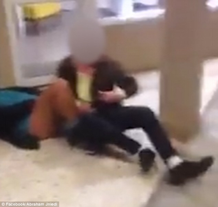 Cuplu surprins în timp ce făcea sex într-un magazin! Exlicația lui e incredibilă