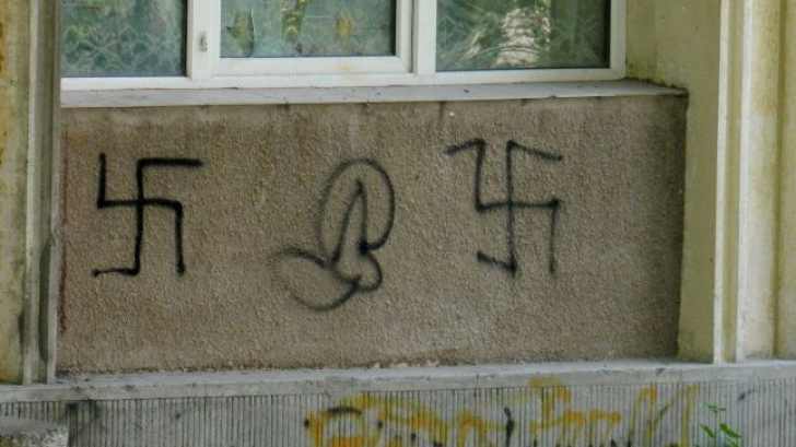 Însemne naziste pe pereţii unei grădiniţe din Galaţi
