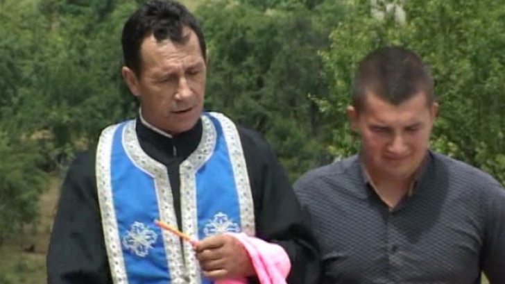 Preotul Zamfir Neagoe nu comentează acuzaţiile localnicilor
