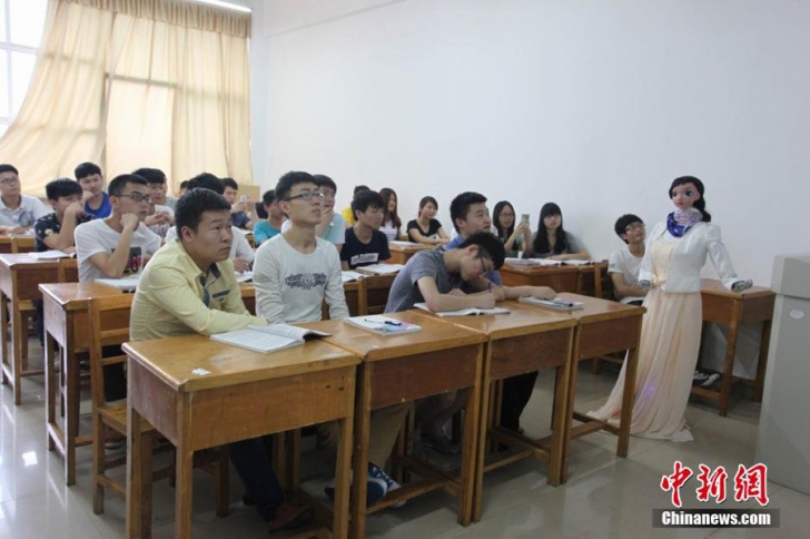 Curs predat de un profesor-robot la o universitate din China