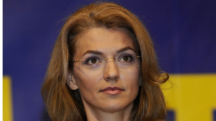 Alina Gorghiu: Premierul se ţine scai de putere, duce statul român într-o criză politică