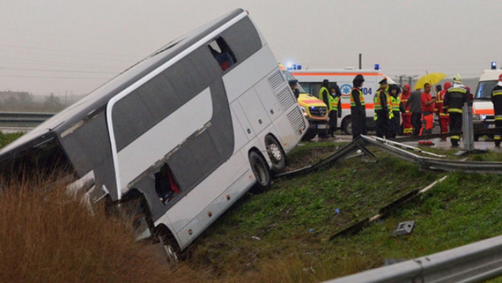 Cel puțin trei turiști morți într-accident de autocar în Portugalia