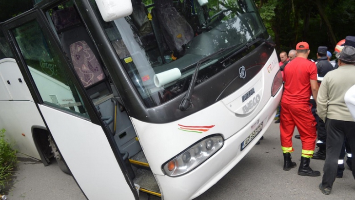 Momente dramatice în Caraş Severin: autocar cu 46 de pasageri la un pas să cadă în prăpastie