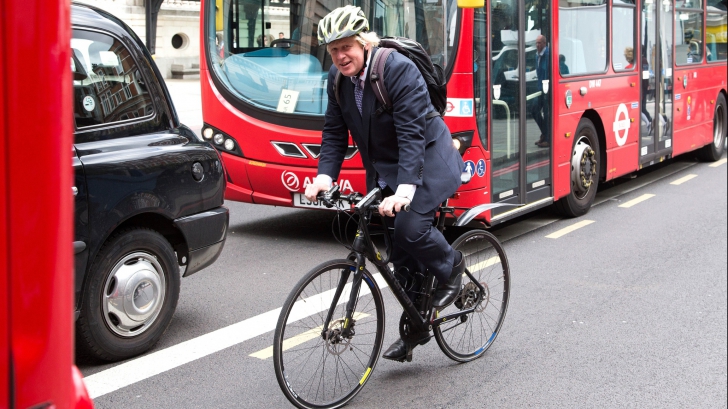 Călare pe bicicletă și pe situație, Primarul Londrei l-a înjurat strașnic pe un taximetrist
