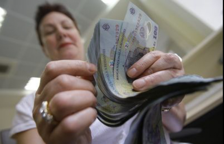 Pensionarii au luat azi cu asalt băncile grecești la care au economile pentru a cere informații suplimentare