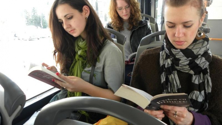 Se întâmplă într-un oraş din România: dacă citeşti în autobuz, nu-ţi mai trebuie bilet!
