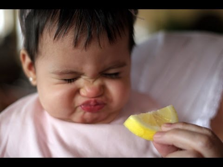 Reacția adorabilă a copiilor care gustă pentru prima dată lămâie