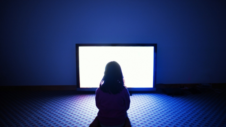 Cum îţi dezlipeşti copilul din faţa televizorului