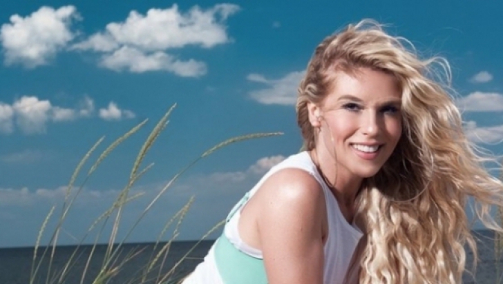 Corina Bud, apariţie surprinzătoare la un concert! A cântat îmbrăcată atât de provocator