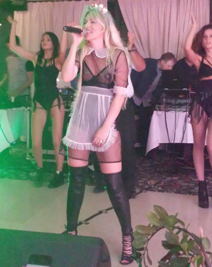 Corina Bud, apariţie surprinzătoare la un concert! A cântat îmbrăcată atât de provocator