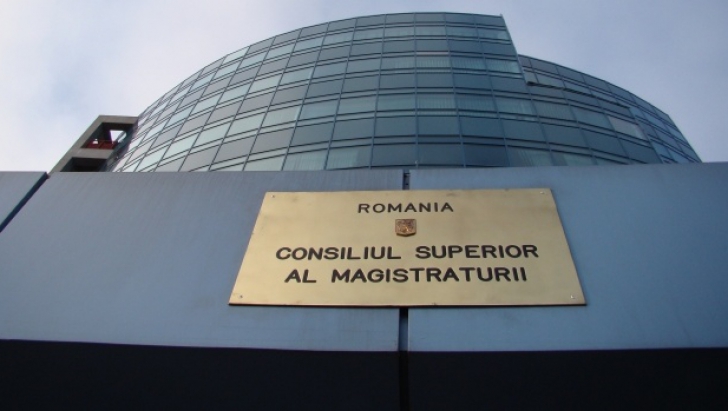 Protest pe clădirea Consiliului Naţional al Magistraturii: "Dreptate pentru Rarinca!" UPDATE