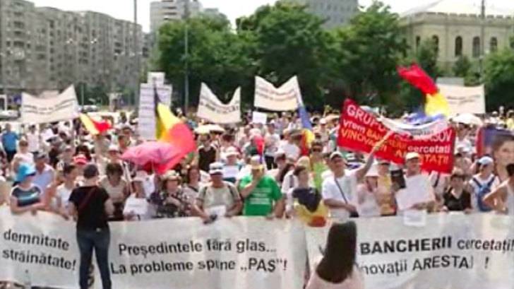 Protest în București, organizat de datornicii în franci elvețieni. Mitingul s-a încheiat