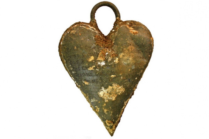 Ce au descoperit arheologii, într-un mormânt din secolul XVII: o poveste de dragoste emoţionantă
