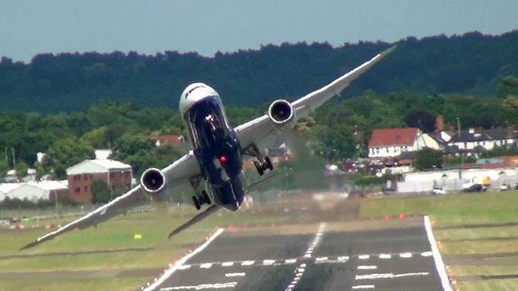 Ce poate să facă noul avion Boeing 787 Dreamliner