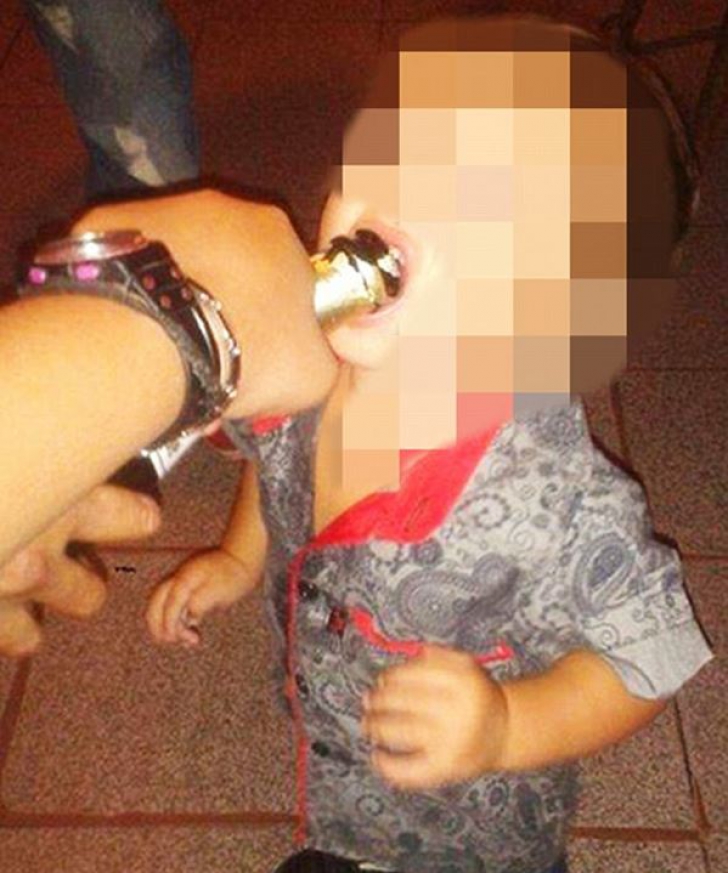 Fotografiile şocante pentru care o mamă a fost raportată la poliţie.Cum apare copilul ei,pe Facebook