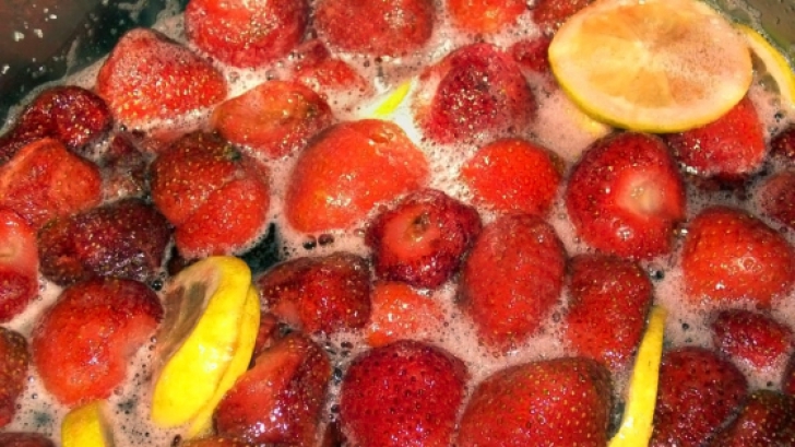 Cea mai frecventă greșeală pe care o faci când prepari dulceață de căpșuni sau cireșe 