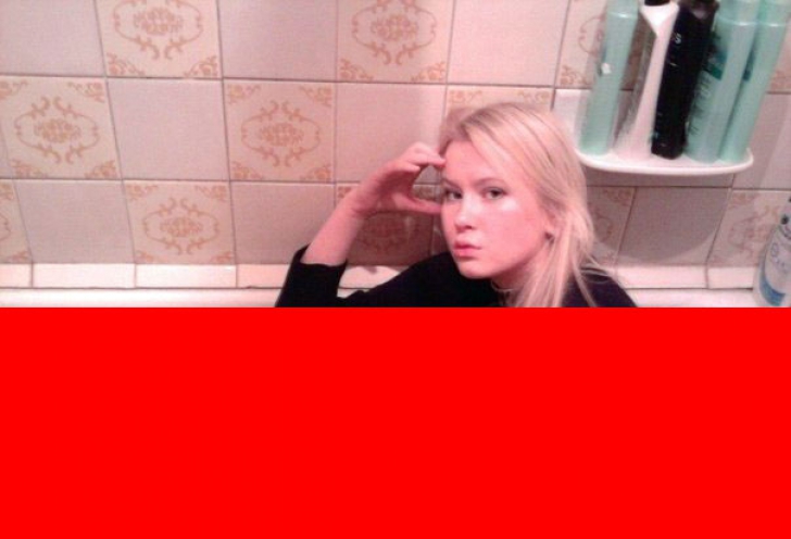 Cum s-a pozat blonda asta în cadă! A fost așa mândră de ea, dar n-a reușit decât să se facă de râs