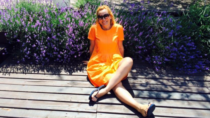 Andreea Esca s-a întors la școală! Cum s-a îmbrăcat la 25 de ani de la terminarea liceului