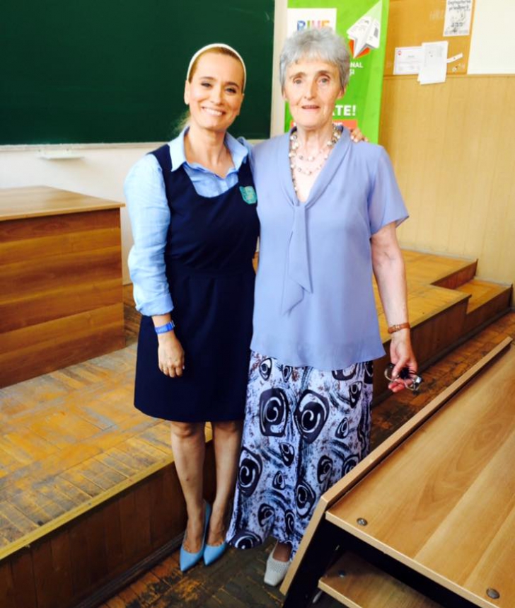 Andreea Esca s-a întors la școală! Cum s-a îmbrăcat la 25 de ani de la terminarea liceului