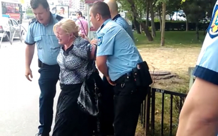 Femeie agresată de polițiști
