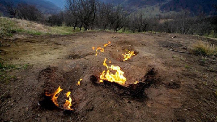 Misterul Focului Viu din judeţul Buzău! Explicaţia fenomenului neobişnuit 