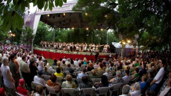 2.000 de artiști participă la Festivalul internațional de folclor ce are loc în Parcul Cișmigiu