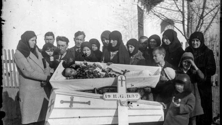 Viața și moartea românilor din secolul trecut, surprinse în fotografii cutremurătoare